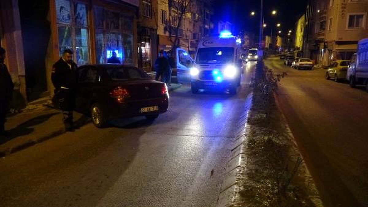 İş yeri ve apartmanın girişine çarpan aday sürücü, alkollü çıktı
