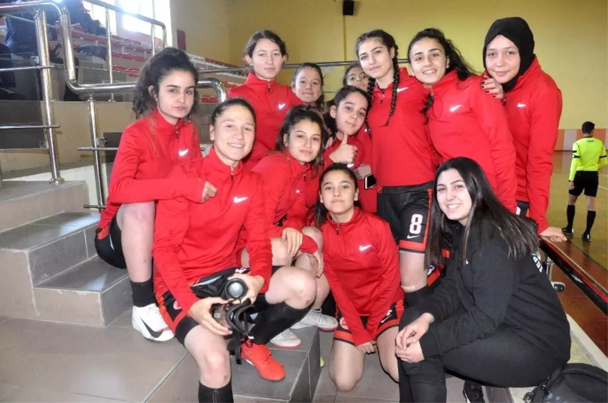 Isparta Spor Liseli sultanlar futsalda şampiyon oldu