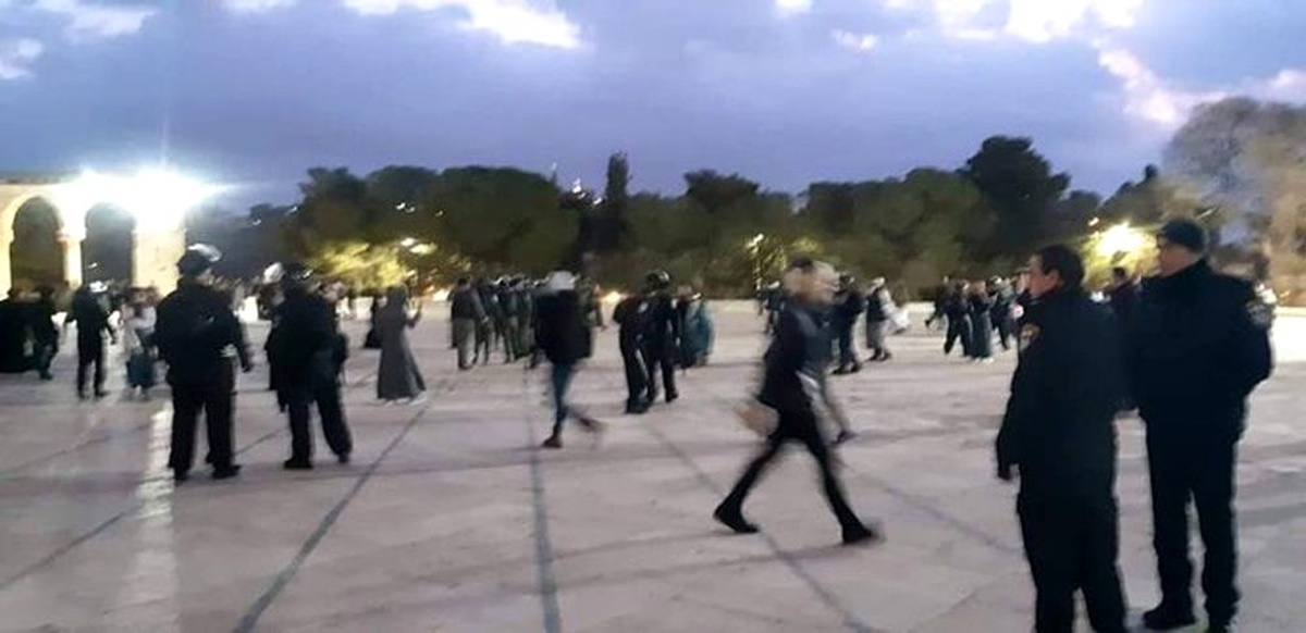İsrail güçleri Mescidi Aksa\'da sabah namazını kılanlara saldırdı: 15 yaralı