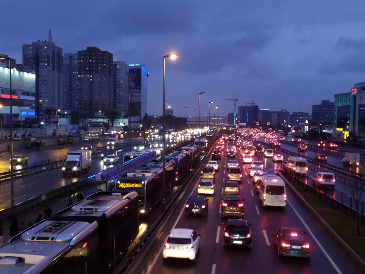 İstanbul\'da yarıyıl tatili ve olumsuz hava trafiği kilitledi