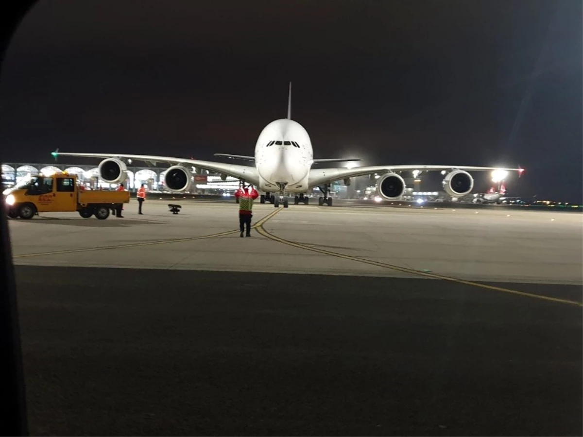 İstanbul Havalimanı\'na dünyanın en büyük yolcu uçağı Airbus A380 indi