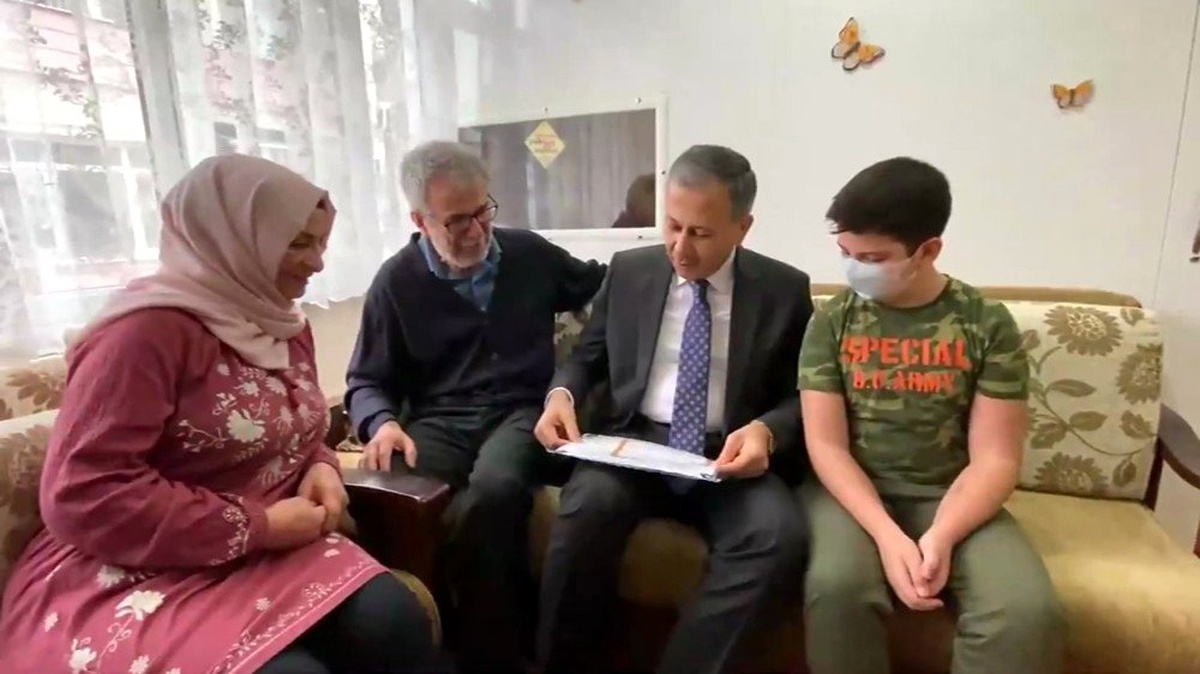 İstanbul Valisi Yerlikaya, lösemi hastası Kerem\'in karnesini evinde verdi