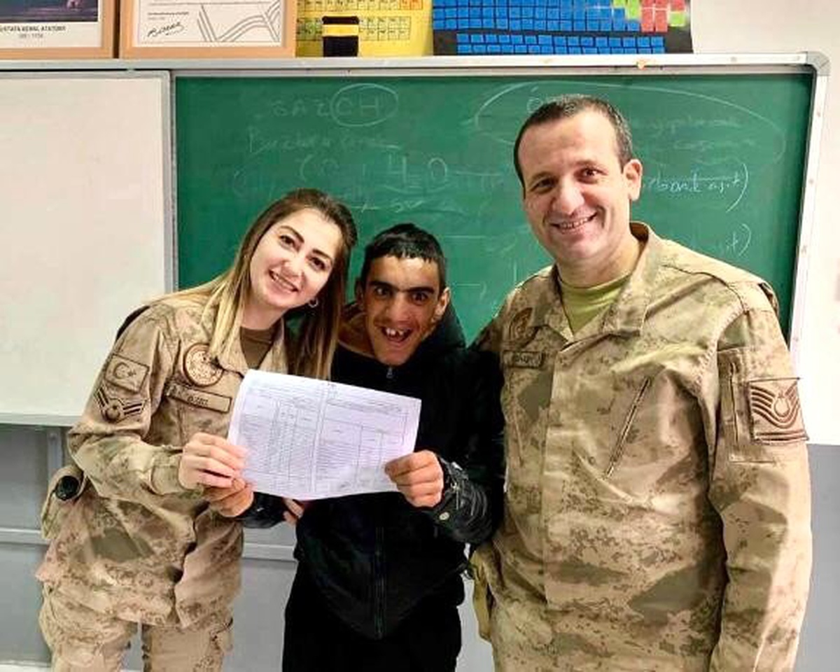 Jandarma personeli, öğrencilerin karne heyecanına ortak oldu