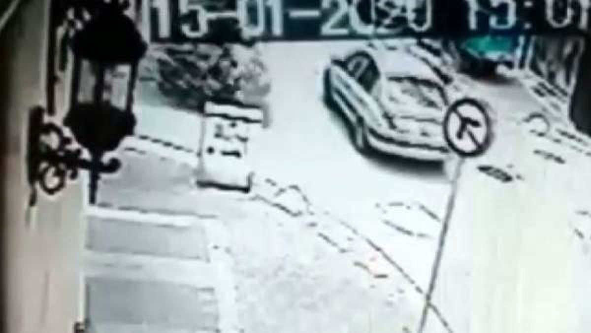 Kadıköy\'de motosikletle otomobil böyle çarpıştı