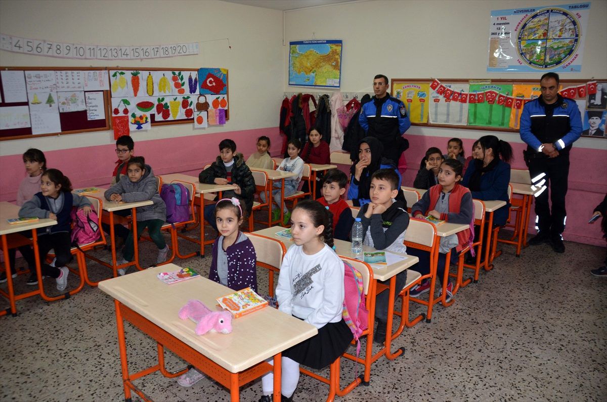 Kahramanmaraş\'ta öğrenciler, karnelerini polisten aldılar