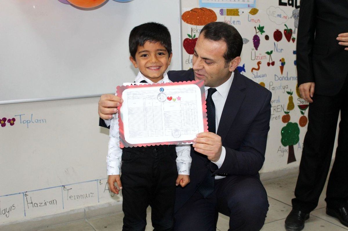 Kahta\'da öğrencilerin karne sevinci