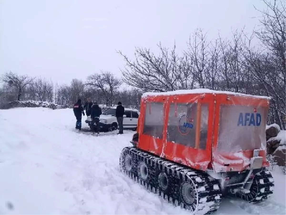 Kar nedeniyle araçlarında mahsur kalan 3 kişi kurtarıldı