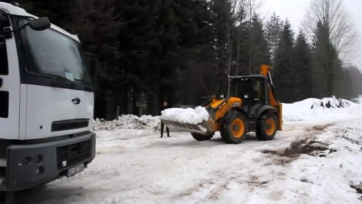 Karne alan öğrenciler, muhtarın yayladan taşıttığı karla çifte sevinç yaşadı