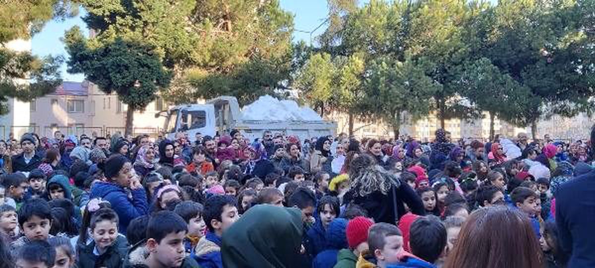 Karne hediyesi olarak okula taşınan karla eğlendiler