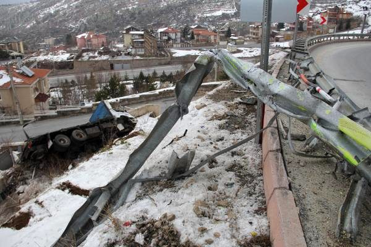 Kayseri\'de kamyon şarampole yuvarlandı: 2 yaralı