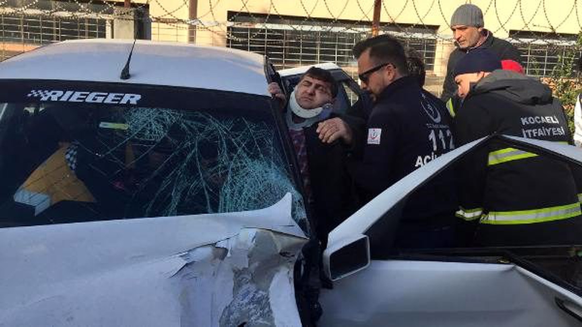 Kazada otomobilde sıkışan sürücüyü itfaiye, yaralı kurtardı