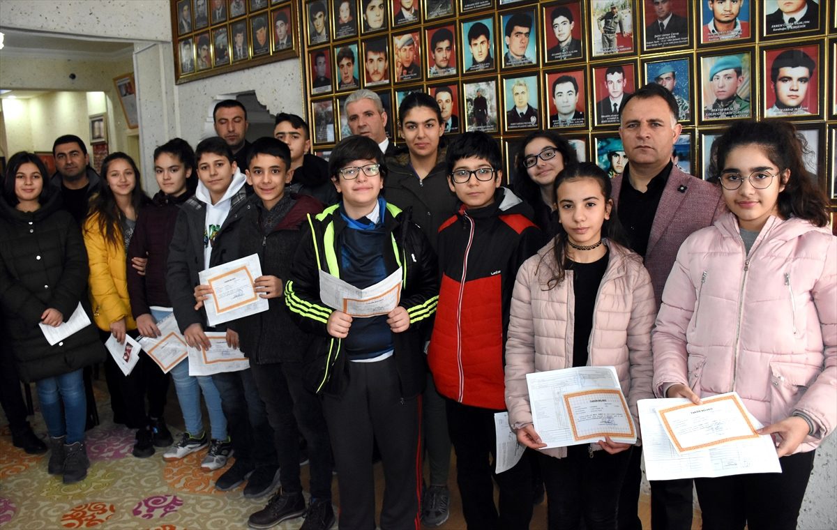 Kırşehir\'de takdir belgesi alan öğrenciler başarılarının mutluluğunu şehit aileleriyle paylaştı