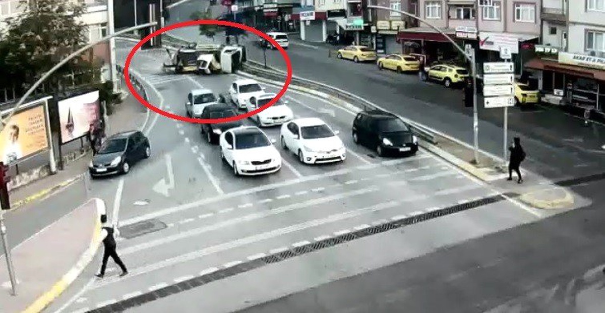 Kocaeli\'de 1\'i ağır 3 kişinin yaralandığı kaza saniye saniye kameralara yansıdı