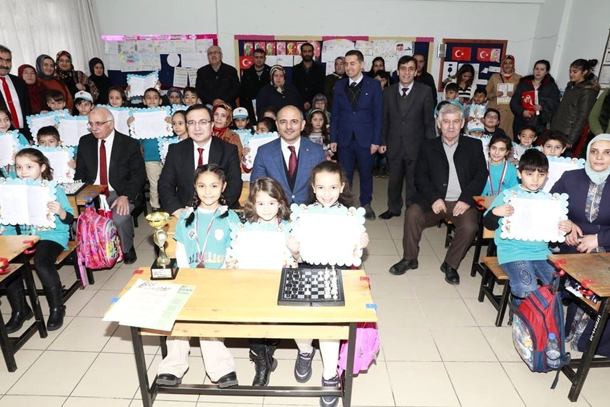Körfez\'de öğrenciler karne heyecanı yaşadı