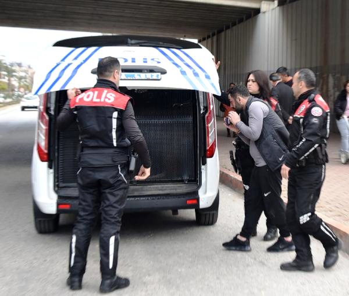 Kovalamacada durduruldu, otomobilinde polis telsizi ve tabanca bulundu