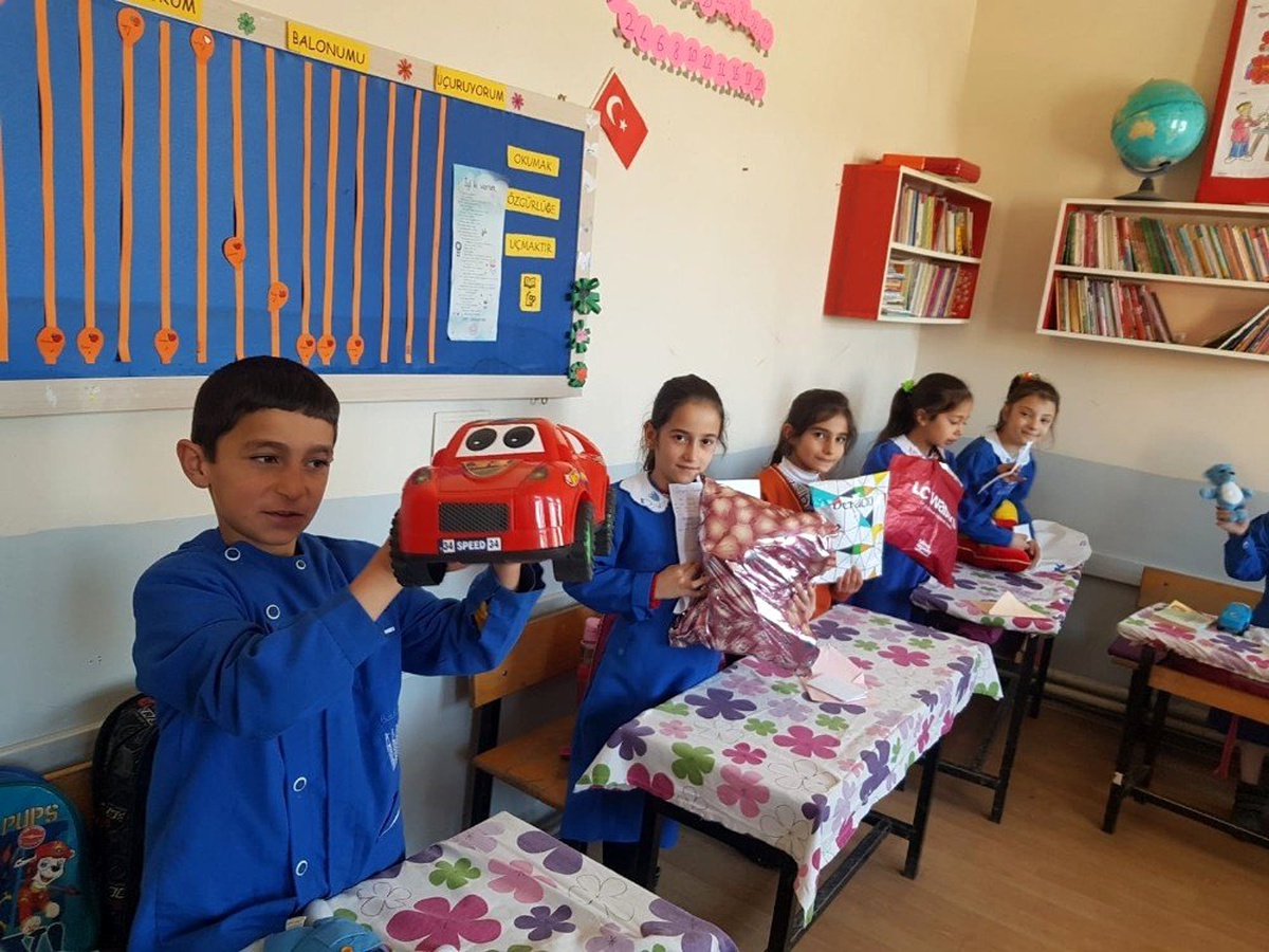 Köy okulu öğrencilerinin karne hediyesi üst sınıflardan geldi