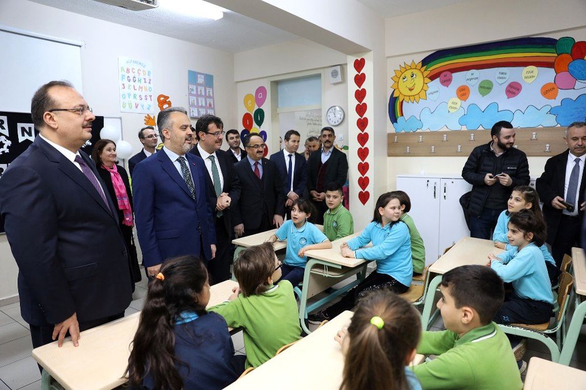 Küçük yazar karne aldı, protokole kitabını hediye etti