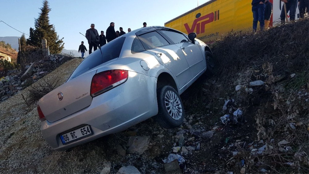 Lastiği patlayan otomobil yoldan çıktı