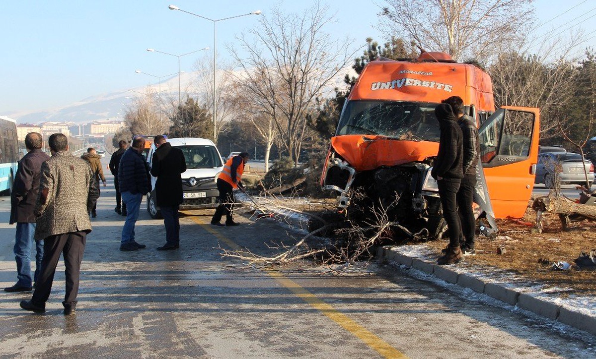 Makas atmak isteyen otomobilin çarptığı minibüs kaza yaptı: 11 yaralı