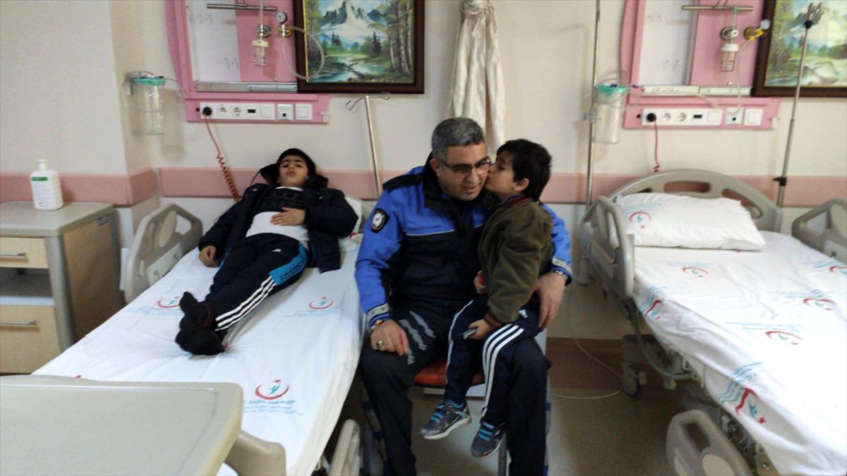 Malatya\'da mahalle polisi, sünnet olan iki çocuğa kirve oldu