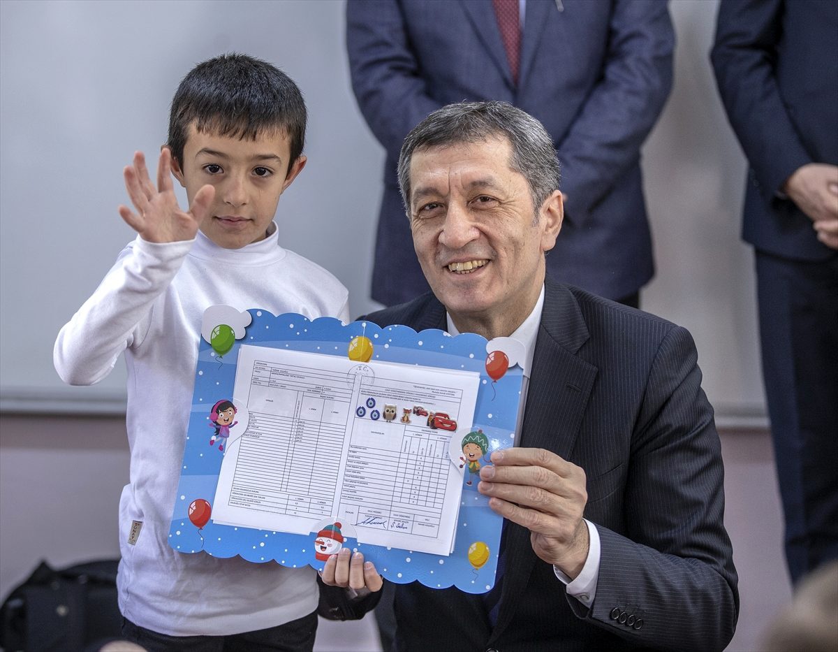 Milli Eğitim Bakanı Selçuk öğrencilere karne dağıttı