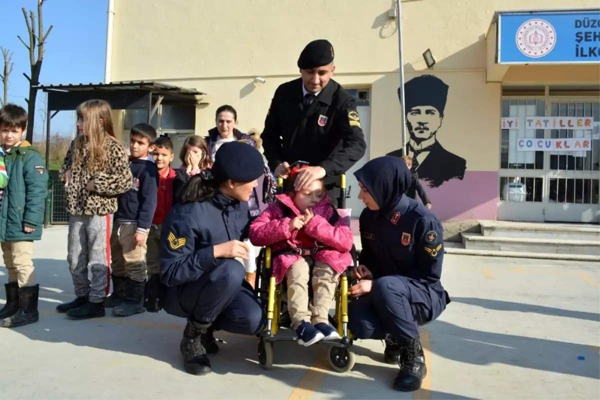 Minikler karnelerini jandarmanın elinden aldı