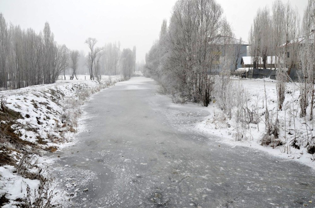 Muş\'ta Karasu Nehri dondu