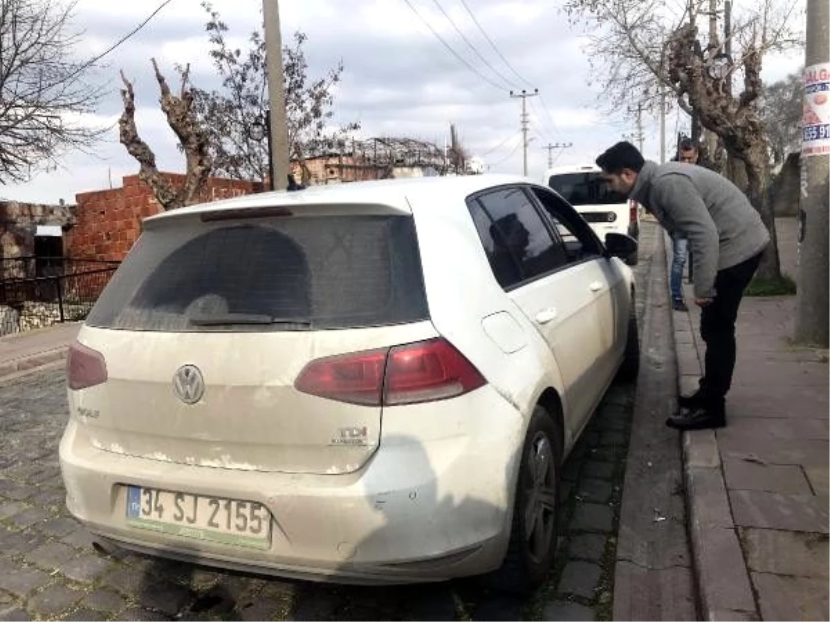 Namaz kıldığı sırada otomobilinden telefon ve tabletini çaldılar