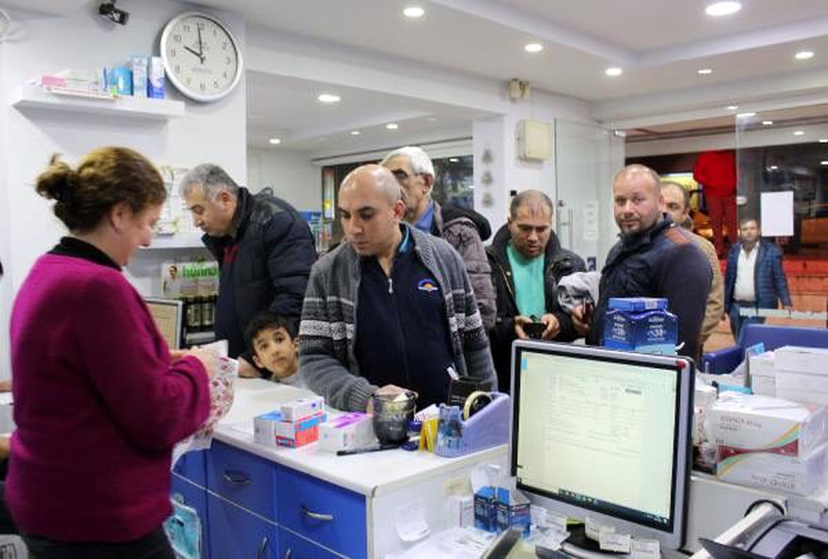 Nöbetçi eczanelerde \'gece\' kuyruğu