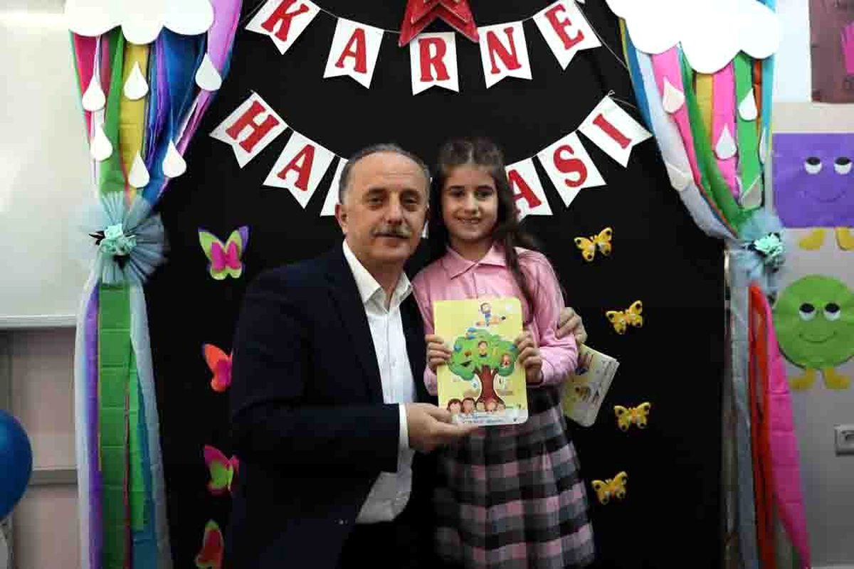 Öğrencilere karne, öğretmenlere gül