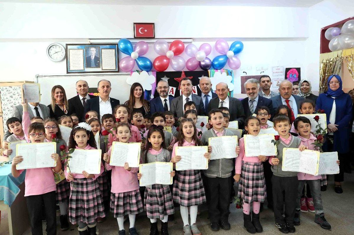 Öğrencilere karne, öğretmenlere gül