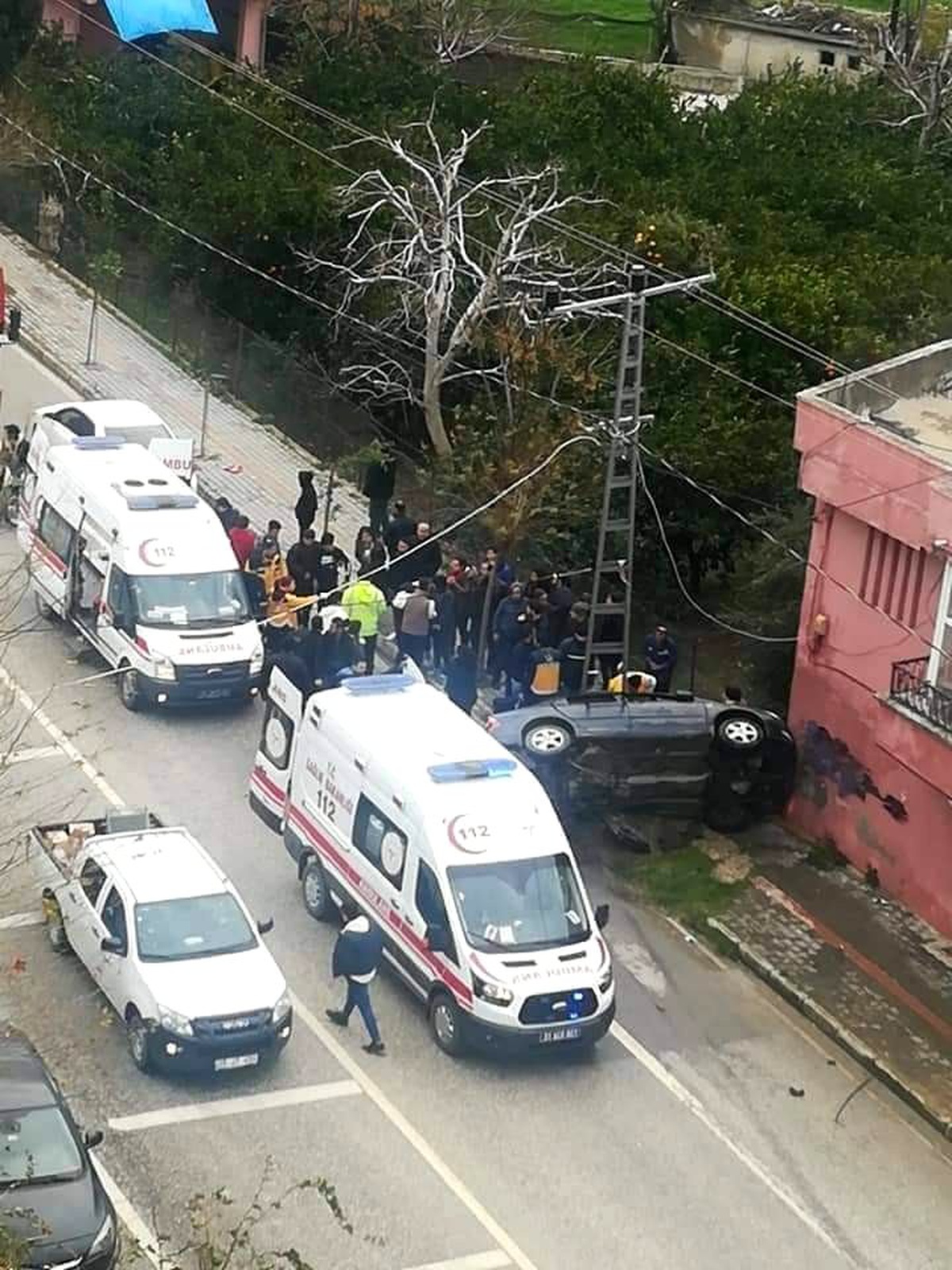 Otomobil elektrik direğine çarptı: 5 yaralı