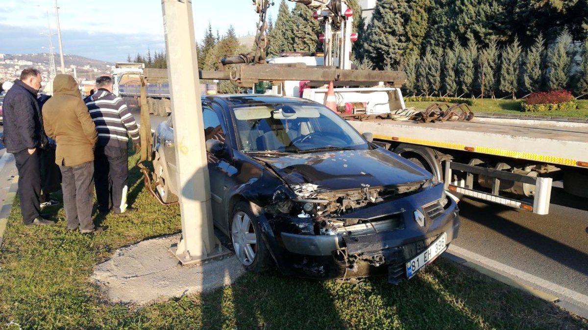 Otomobile çarpıp refüje çıktı: 1 yaralı