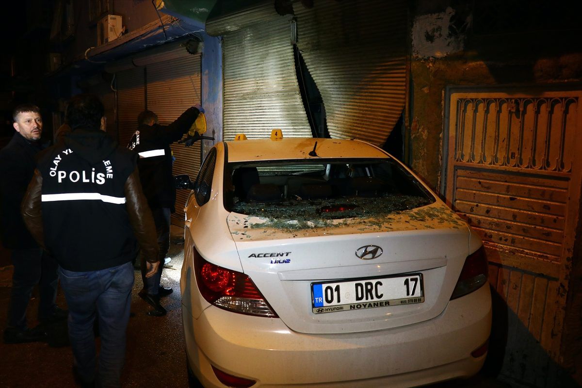 Otomobiliyle seyir halindeyken silahlı saldırıya uğrayan sürücü ağır yaralandı