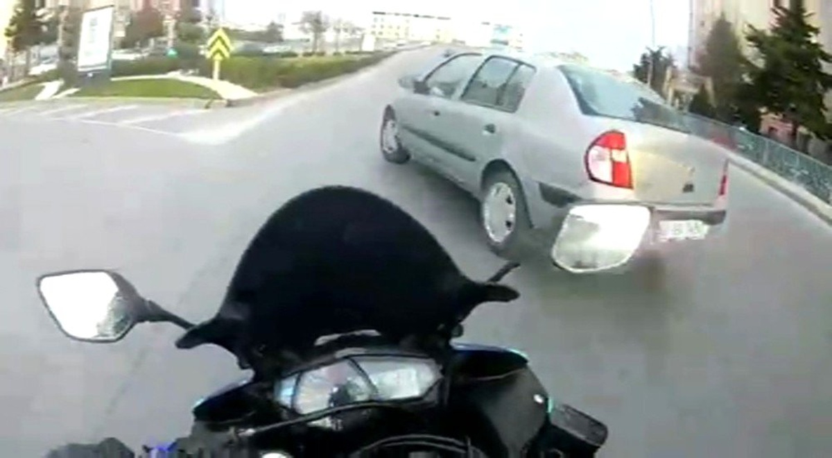 (Özel) Büyükçekmece\'de motosikletli aniden yola çıkan otomobile çarptı
