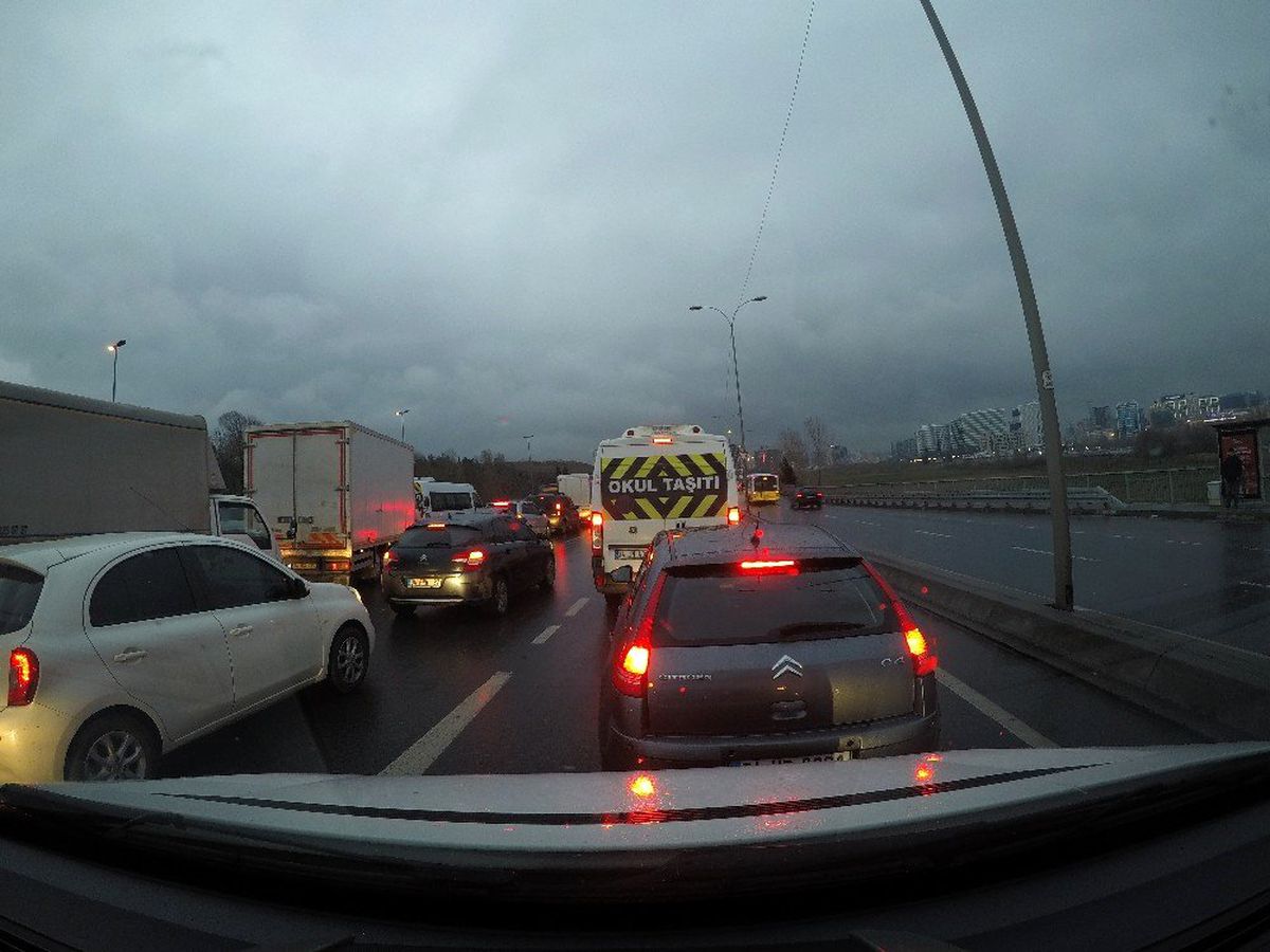 (ÖZEL) İstanbulluların trafik çilesi araç kamerasıyla kaydedildi