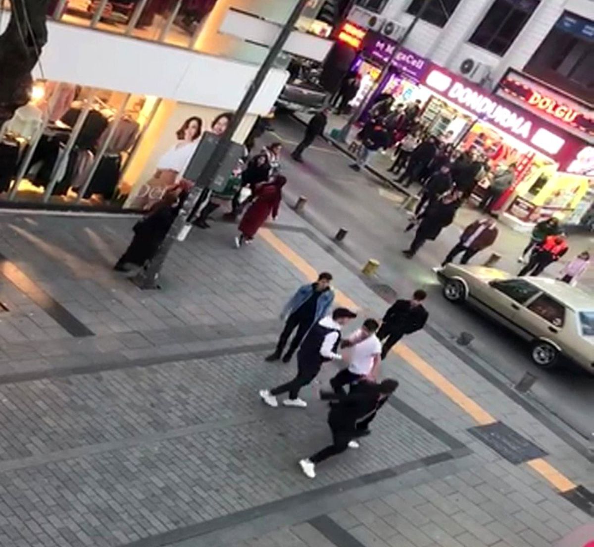(Özel) Pendik\'te sokak ortasında tekmeli yumruklu kavga kamerada