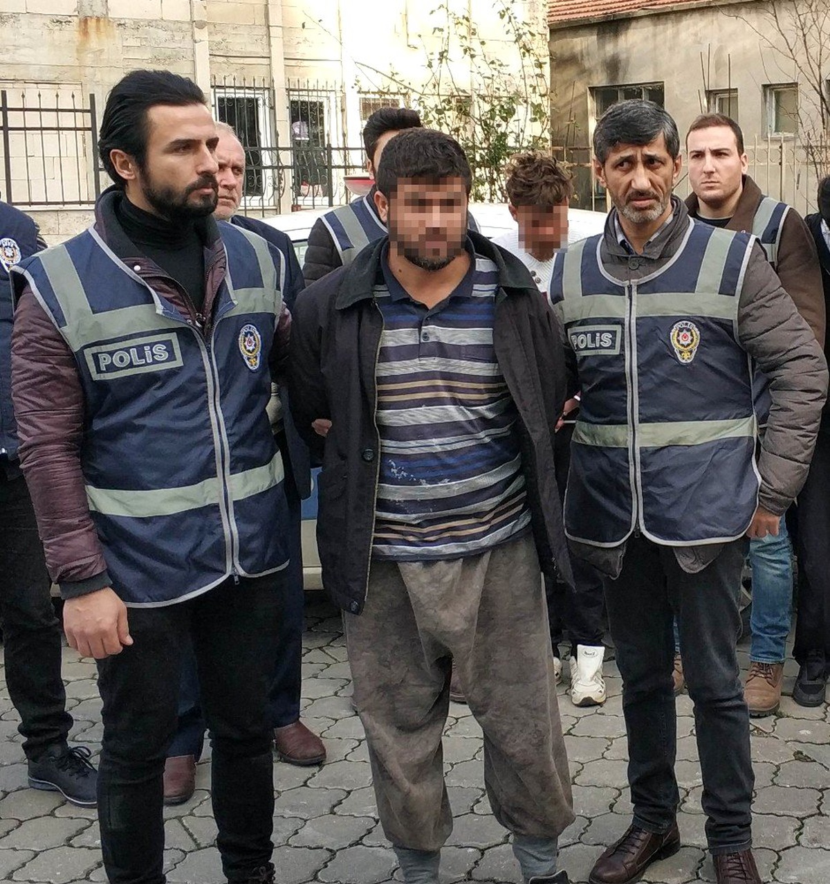 Parası için öldürüp banyoda testere ile parçalamış