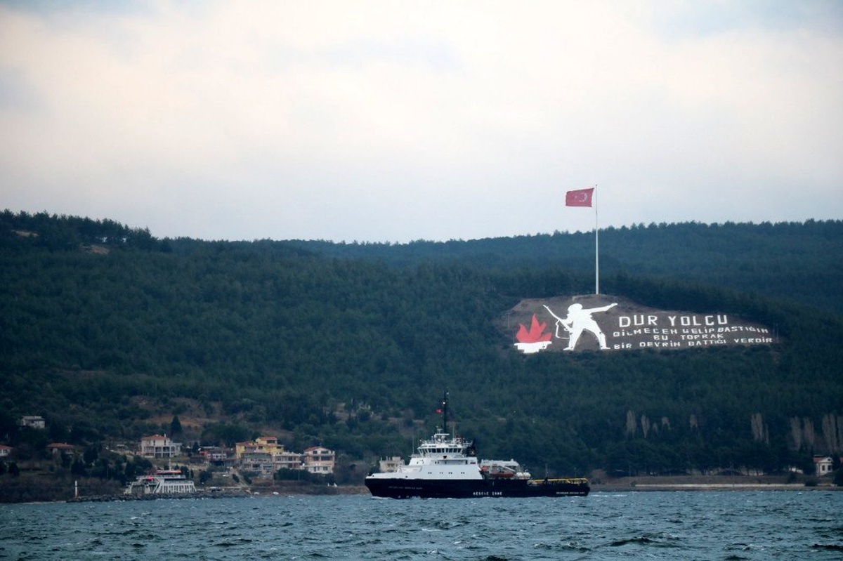 Rus askerî gemileri Çanakkale Boğazı\'ndan geçti