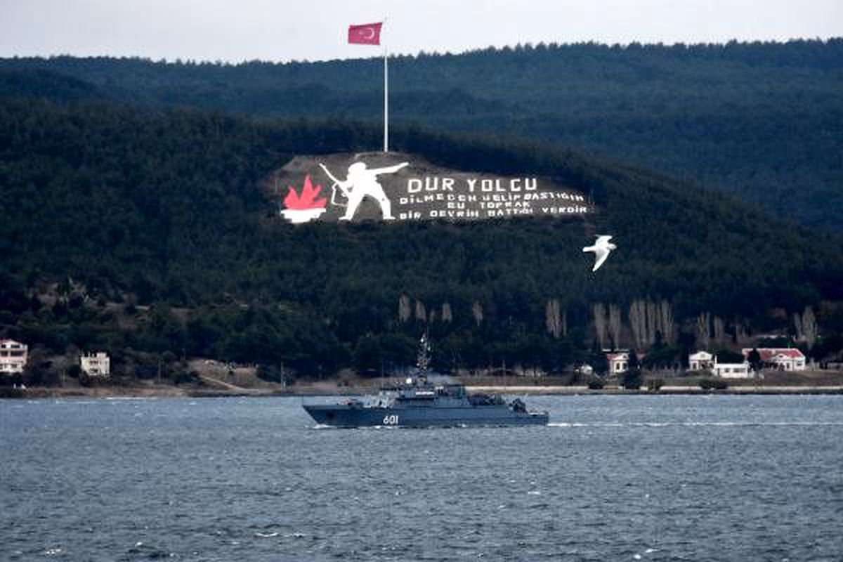 Rus mayın tarama gemisi ve askeri römorkörü Çanakkale Boğazı\'ndan geçti