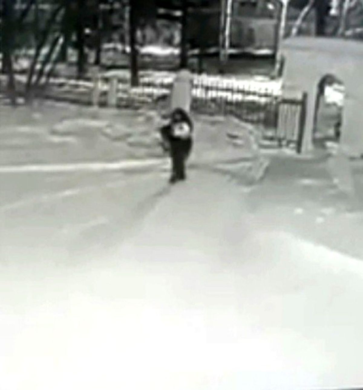 Rusya\'da bir baba bebeğini kar yağışının ortasında bırakıp kaçtı