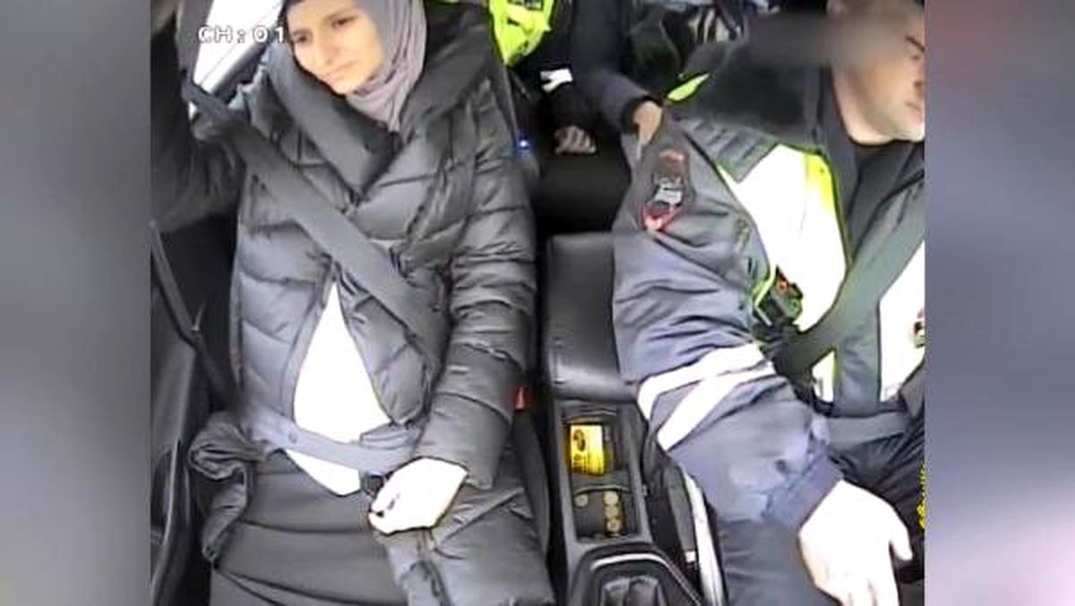 Rusya\'da polis, doğum yapmak üzere olan kadını hastaneye son anda yetiştirdi