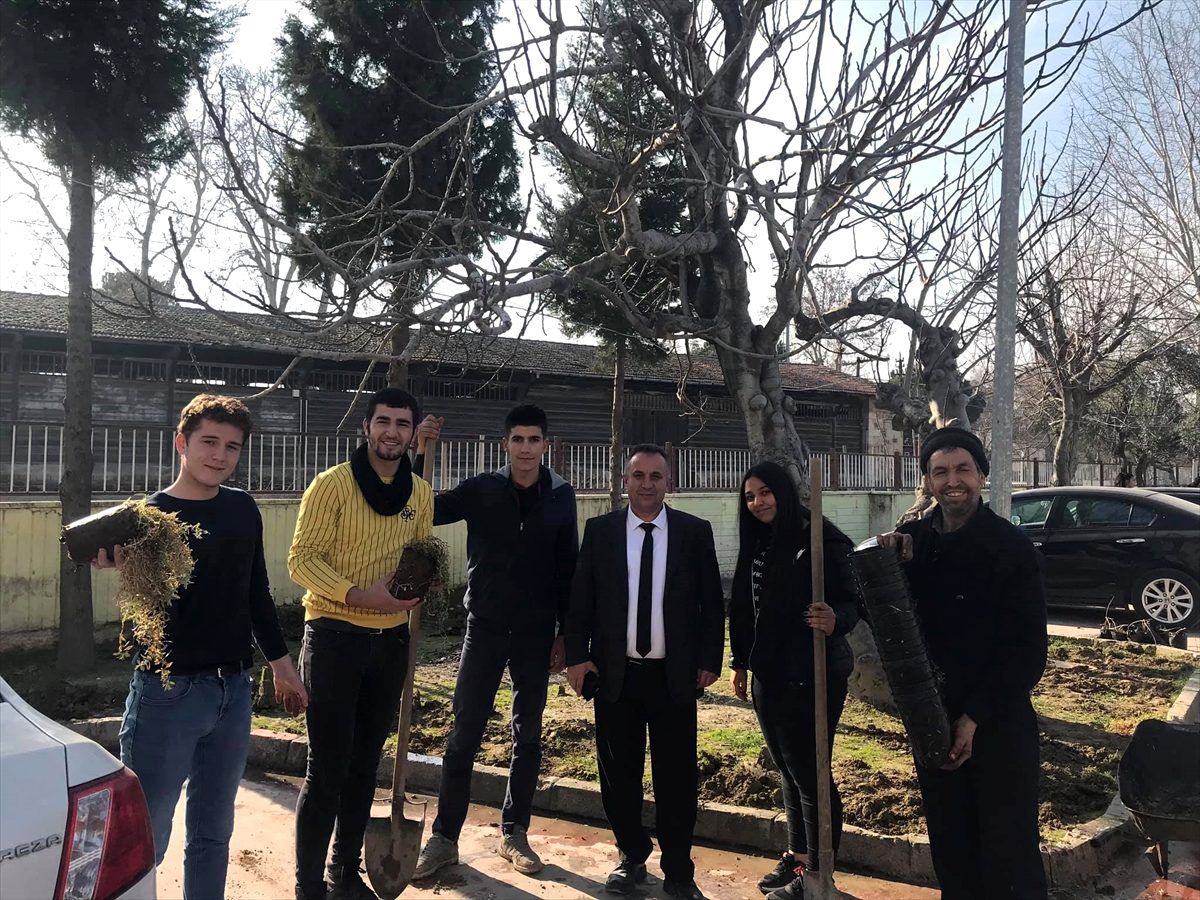 Sarayköy\'de öğretmen ve öğrenciler okulları için kolları sıvadı