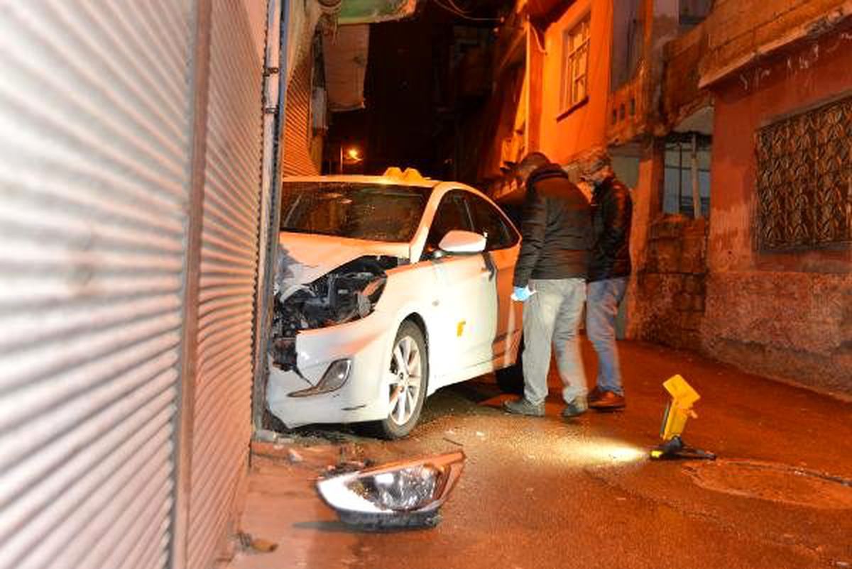 Seyir halindeki otomobilde silahla başından vuruldu