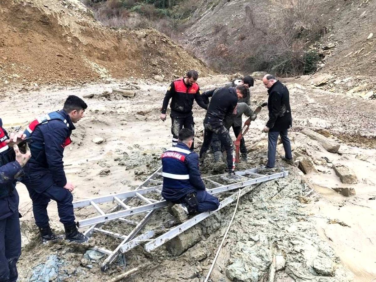 Sinop\'ta battığı çamurdan zorlukla kurtarıldı