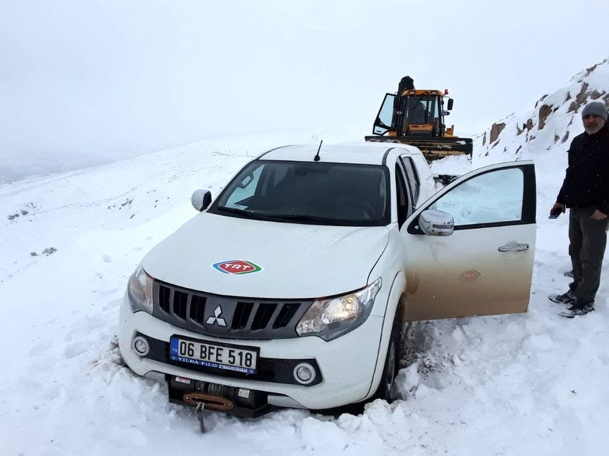 Sivas\'ta yolda mahsur kalan teknik ekip, 3 saatlik çalışmayla kurtarıldı