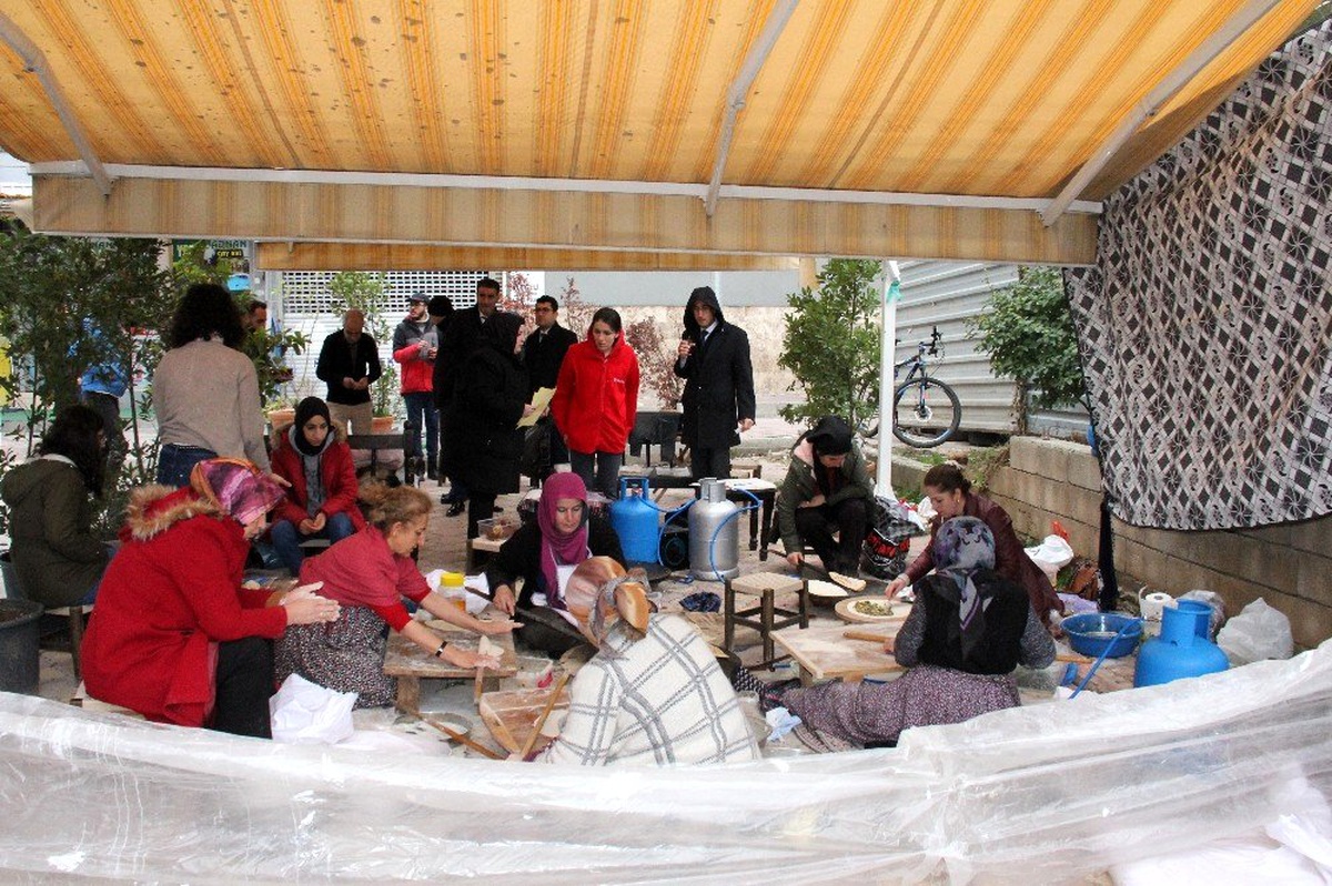 Sokak hayvanları için gözleme etkinliği yapıldı