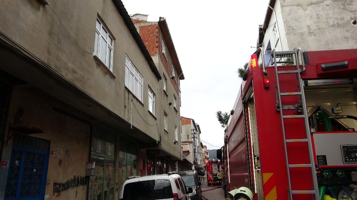 Sultanbeyli\'de binanın çatısının alev alev yandığı anlar kamerada