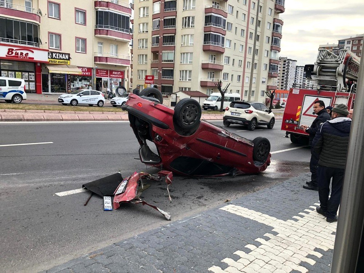 Takla atan otomobilin sürücüsü hafif yaralı olarak kurtuldu