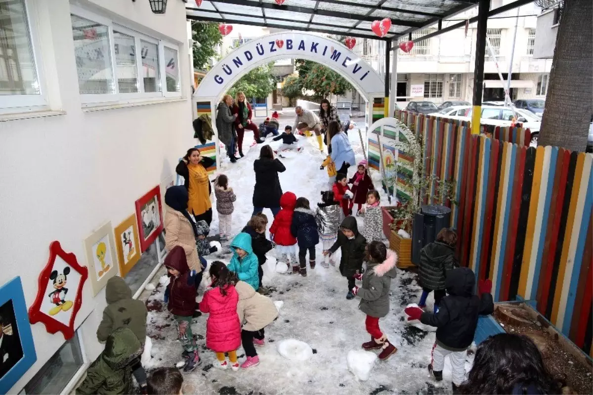 Tatile Adana\'nın göbeğinde karla oynayarak girdiler